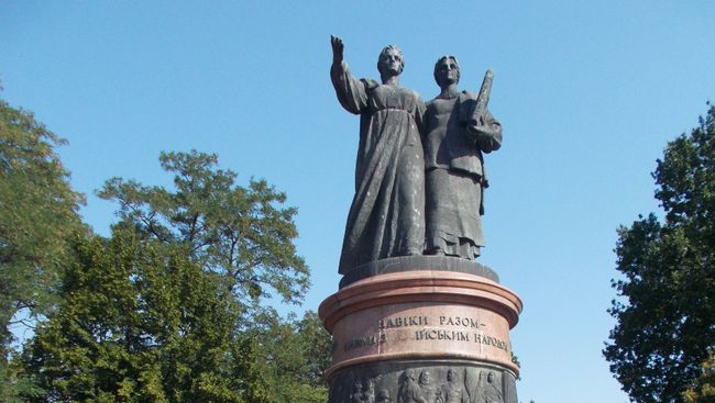 Монумент 300-летию украинско-российской дружбы. Архивное фото. Монумент 300-летию украинско-российской дружбы. Архивное фото.