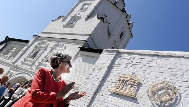 Генеральный директор ЮНЕСКО Ирина Бокова на церемонии открытия таблички ЮНЕСКО на Успенском соборе в Свияжске. 21 августа 2017