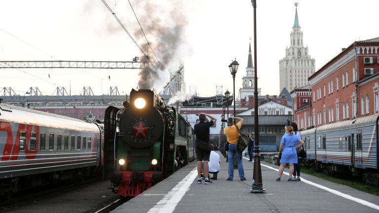 Туристический поезд Императорская Россия перед отправлением с Казанского вокзала по маршруту Москва - Пекин Туристический поезд Императорская Россия перед отправлением с Казанского вокзала по маршруту Москва - Пекин