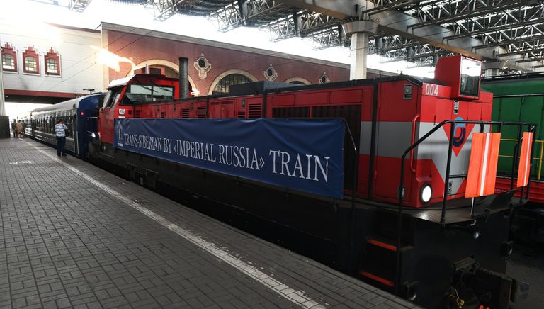 Туристический поезд Императорская Россия перед отправлением с Казанского вокзала по маршруту Москва - Пекин Туристический поезд Императорская Россия перед отправлением с Казанского вокзала по маршруту Москва - Пекин
