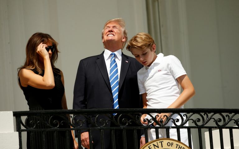 Президент США Дональд Трамп с семьей наблюдают за солнечным затмением с балкона Белого дома. 21 августа 2017 Президент США Дональд Трамп с семьей наблюдают за солнечным затмением с балкона Белого дома. 21 августа 2017