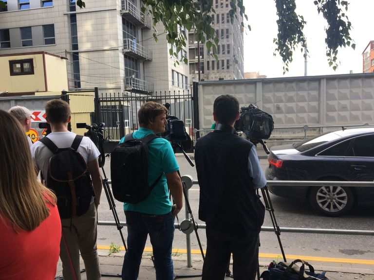 Журналисты у здания СК, где допрашивают Серебренникова. 22 августа 2017 Журналисты у здания СК, где допрашивают Серебренникова. 22 августа 2017