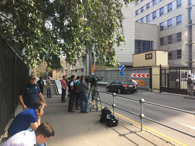 Журналисты у здания СК, где допрашивают Серебренникова. 22 августа 2017 Журналисты у здания СК, где допрашивают Серебренникова. 22 августа 2017