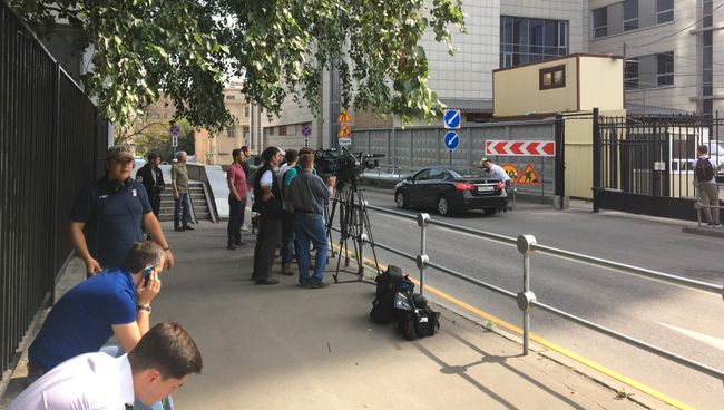 Журналисты у здания СК, где допрашивают Серебренникова. 22 августа 2017 Журналисты у здания СК, где допрашивают Серебренникова. 22 августа 2017