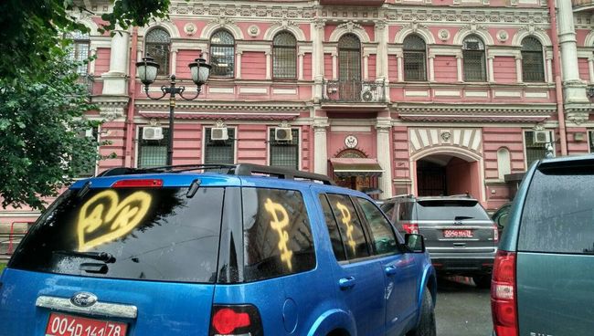 Дипломатические автомобили возле генерального консульства США в Санкт-Петербурге. Архивное фото Дипломатические автомобили возле генерального консульства США в Санкт-Петербурге. Архивное фото