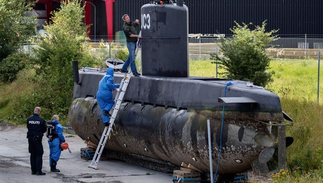 Полицейские офПолицейские обследуют частную подлодку Nautilus в порту Копенгагена, Дания. 13 августа 2017бследуют частную подлодку Nautilus в порту Копенгагена