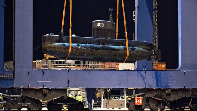 Операция по подъему затонувшей частной подлодки Nautilus в порту Копенгагена. Архивное фото