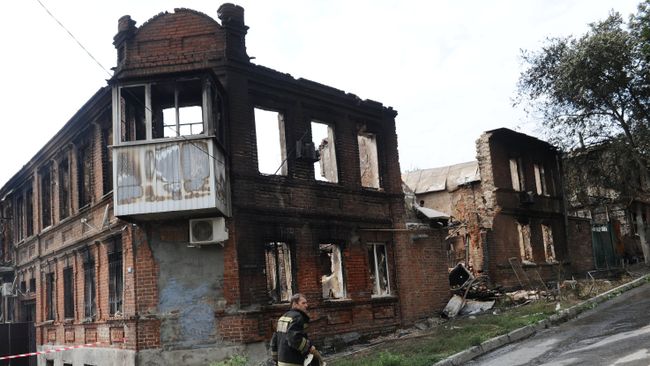 Сотрудники МЧС во время ликвидации последствий пожара в Ростове-на-Дону. 22 августа 2017 Сотрудники МЧС во время ликвидации последствий пожара в Ростове-на-Дону. 22 августа 2017