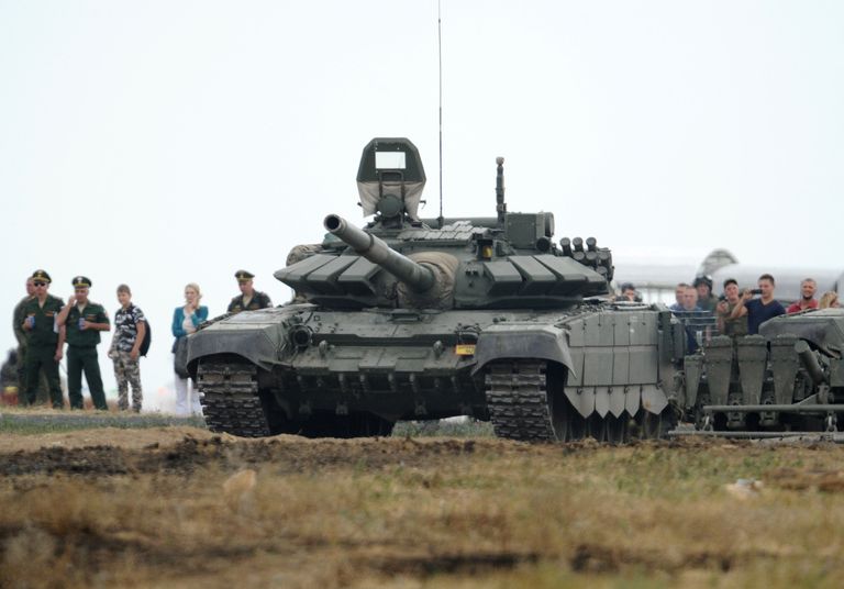 Танк Т-72Б3 во время показа новейших образцов военной техники в рамках военного форума Армия-2017 в Ростовской области. 22 августа 2017 Танк Т-72Б3 во время показа новейших образцов военной техники в рамках военного форума Армия-2017 в Ростовской области. 22 августа 2017