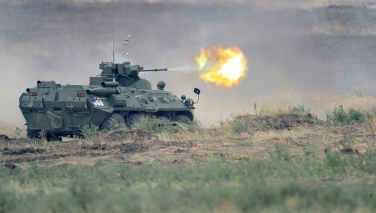 Бронетранспортер БТР-82А во время динамического показа новейших образцов военной техники в рамках Международного военно-технического форума Южного округа Армия-2017 на полигоне Кадамовский в Ростовской области