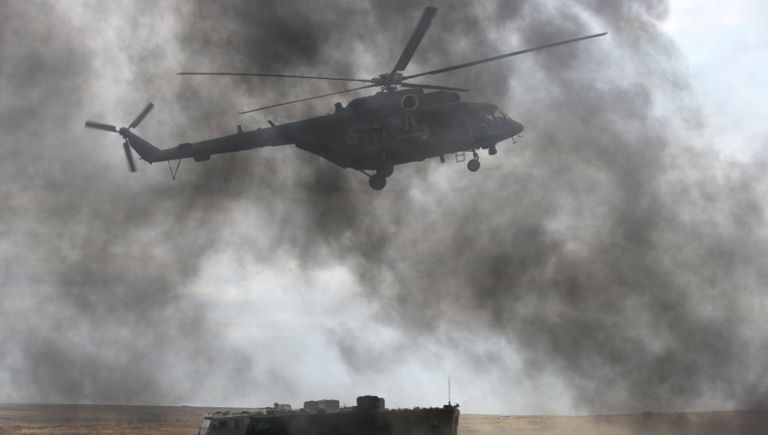 Вертолет Ми-8 и бронеавтомобили Тайфун-К во время динамического показа новейших образцов военной техники в рамках Международного военно-технического форума Южного округа Армия-2017 на полигоне Кадамовский в Ростовской области