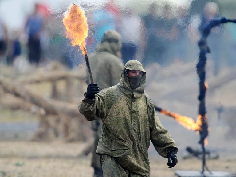 Военнослужащие во время показательных выступлений в рамках Международного военно-технического форума Южного округа Армия-2017 на полигоне Кадамовский в Ростовской области