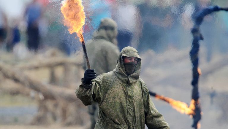 Военнослужащие во время показательных выступлений в рамках Международного военно-технического форума Южного округа Армия-2017 на полигоне Кадамовский в Ростовской области