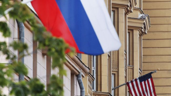 Государственные флаги России и США. Архивное фото