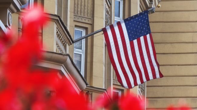 Государственный флаг США на здании американского посольства в Москве. Архивное фото Государственный флаг США на здании американского посольства в Москве. Архивное фото