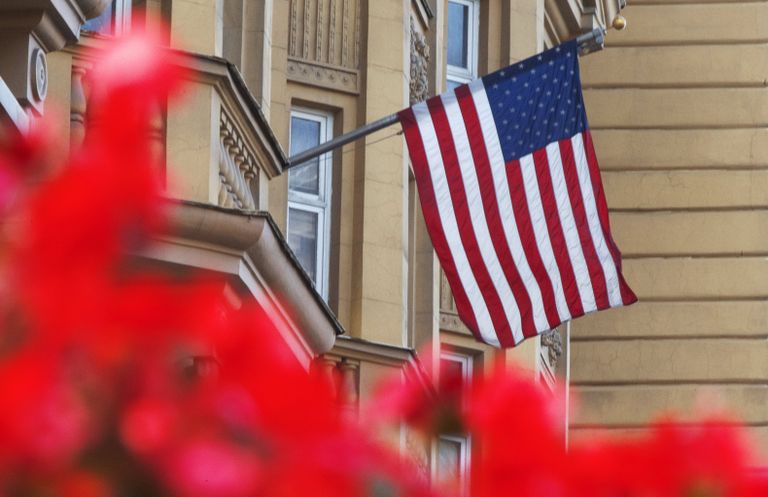 Государственный флаг США на здании американского посольства в Москве Государственный флаг США на здании американского посольства в Москве