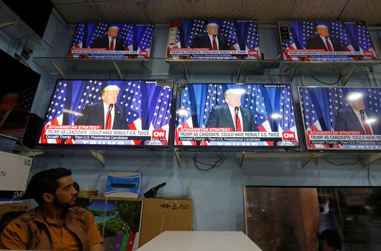 Житель Кабула слушает выступление президента США Дональда Трампа. 22 августа 2017