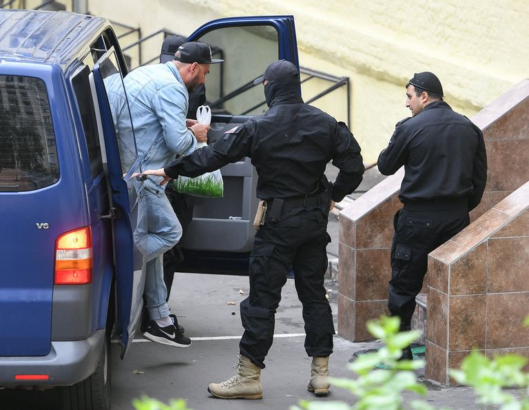 Режиссер Кирилл Серебренников, обвиняемый в организации крупного мошенничества, доставлен на заседание Басманного суда в Москве. 23 августа 2017