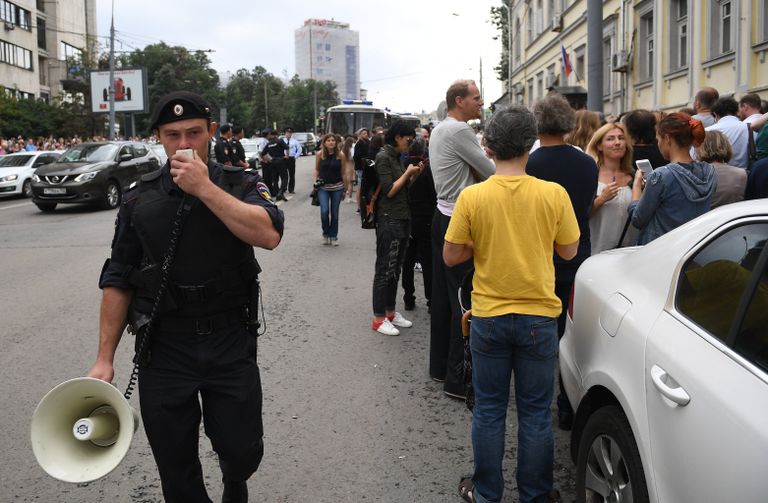 Участники акции в поддержку руководителя театра Гоголь-центр Кирилла Серебренникова у здания Басманного суда