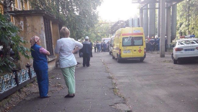 Автомобили скорой помощи и полиции на месте убийства на территории завода ГАЗ в Нижнем Новгороде. 23 августа 2017 Автомобили скорой помощи и полиции на месте убийства на территории завода ГАЗ в Нижнем Новгороде. 23 августа 2017