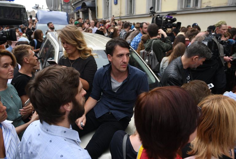 Актер Артур Смольянинов во время акции в поддержку руководителя театра Гоголь-центр Кирилла Серебренникова у здания Басманного суда. 23 августа 2017