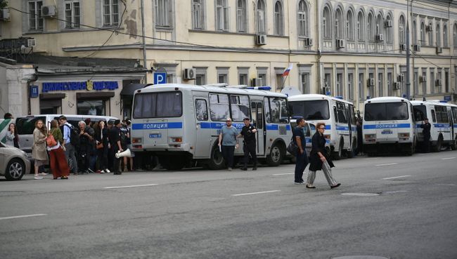 Акция в поддержку Кирилла Серебренникова у Басманного суда. 23 августа 2017 Акция в поддержку Кирилла Серебренникова у Басманного суда. 23 августа 2017