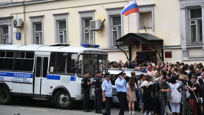 Акция в поддержку Кирилла Серебренникова у Басманного суда. 23 августа 2017