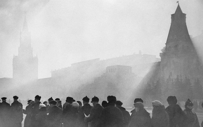 Очередь в Мавзолей В.И.Ленина на Красной площади в Москве. 1930-е гг. Очередь в Мавзолей В.И.Ленина на Красной площади в Москве. 1930-е гг.