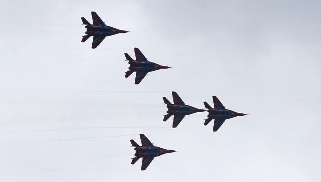 Выступление пилотажной группы ВКС России Стрижи на истребителях МиГ-29. Архивное фото Выступление пилотажной группы ВКС России Стрижи на истребителях МиГ-29. Архивное фото