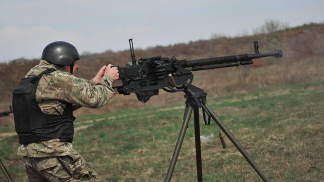 Украинский военнослужащий во время стрельб. Архивное фото Украинский военнослужащий во время стрельб. Архивное фото