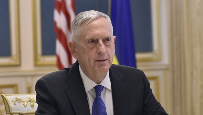 Министр обороны США Джеймс Мэттис во время встречи с президентом Украины Петром Порошенко в Киеве. 24 августа 2017 Министр обороны США Джеймс Мэттис во время встречи с президентом Украины Петром Порошенко в Киеве. 24 августа 2017