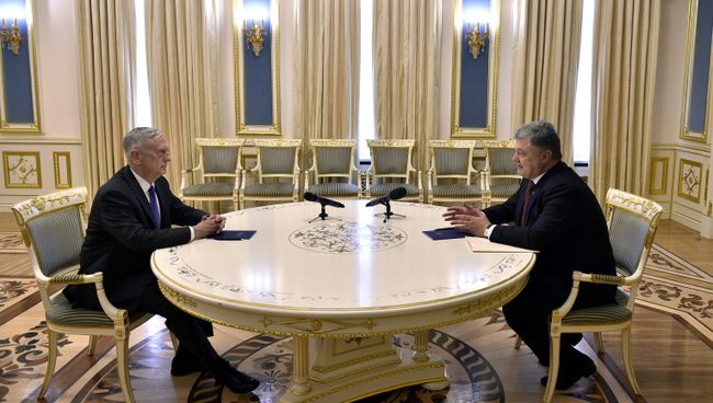 Министр обороны США Джеймс Мэттис и президент Украины Петр Порошенко и во время встречи в Киеве. 24 августа 2017 Министр обороны США Джеймс Мэттис и президент Украины Петр Порошенко и во время встречи в Киеве. 24 августа 2017
