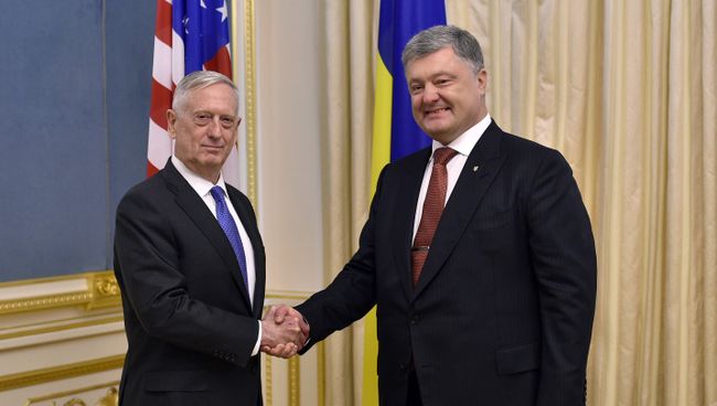Министр обороны США Джеймс Мэттис и президент Украины Петр Порошенко и во время встречи в Киеве. 24 августа 2017 Министр обороны США Джеймс Мэттис и президент Украины Петр Порошенко и во время встречи в Киеве. 24 августа 2017
