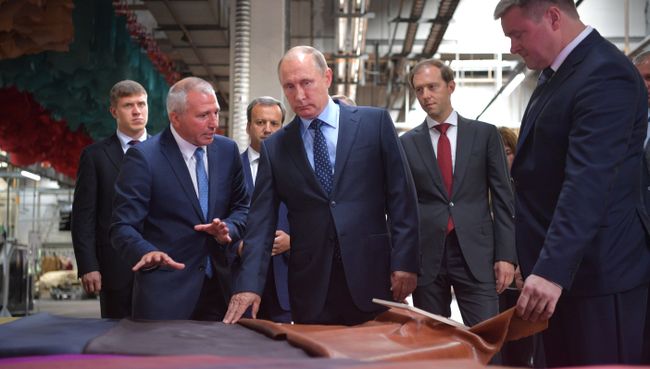Президент РФ Владимир Путин во время посещения Рязанского кожевенного завода группы компаний Русская кожа. 24 августа 2017 Президент РФ Владимир Путин во время посещения Рязанского кожевенного завода группы компаний Русская кожа. 24 августа 2017