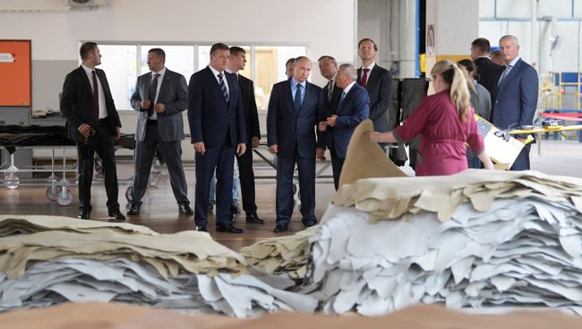 Президент РФ Владимир Путин во время посещения Рязанского кожевенного завода группы компаний Русская кожа. 24 августа 2017 Президент РФ Владимир Путин во время посещения Рязанского кожевенного завода группы компаний Русская кожа. 24 августа 2017