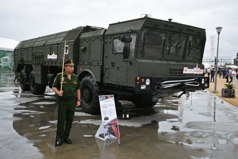 Самоходная пусковая установка ракетного комплекса Искандер-М на международном военно-техническом форуме Армия-2017. 23 августа 2017 Самоходная пусковая установка ракетного комплекса Искандер-М на международном военно-техническом форуме Армия-2017. 23 августа 2017