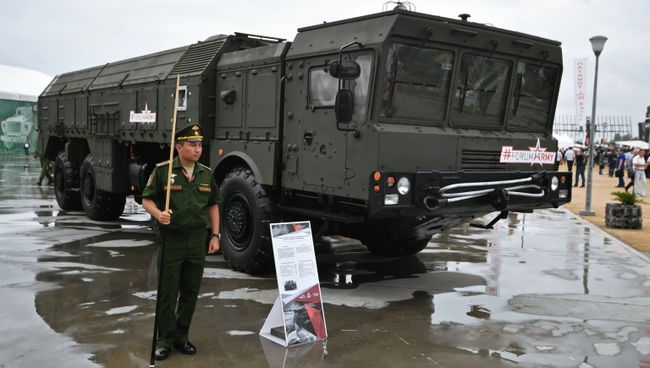 Самоходная пусковая установка ракетного комплекса Искандер-М на международном военно-техническом форуме Армия-2017. 23 августа 2017 Самоходная пусковая установка ракетного комплекса Искандер-М на международном военно-техническом форуме Армия-2017. 23 августа 2017