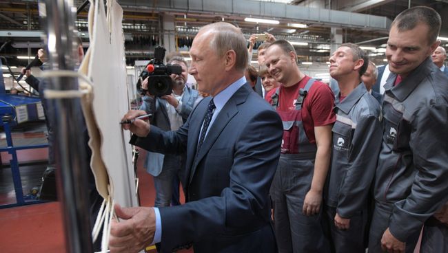 Президент РФ Владимир Путин во время посещения Рязанского кожевенного завода группы компаний Русская кожа. 24 августа 2017 Президент РФ Владимир Путин во время посещения Рязанского кожевенного завода группы компаний Русская кожа. 24 августа 2017