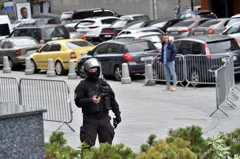 Сотрудник правоохранительных органов в центре Киева, Украина Сотрудник правоохранительных органов в центре Киева, Украина