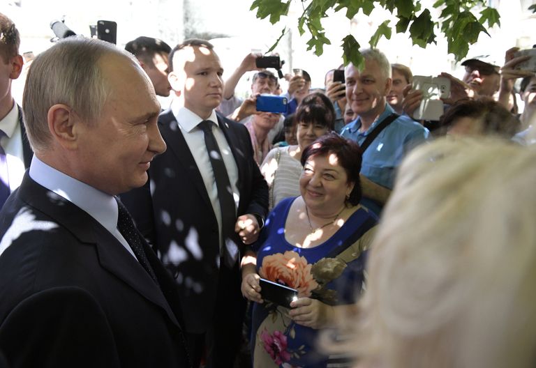Президент РФ Владимир Путин общается с жителями Старого Арбата. 20 июля 2017 Президент РФ Владимир Путин общается с жителями Старого Арбата. 20 июля 2017