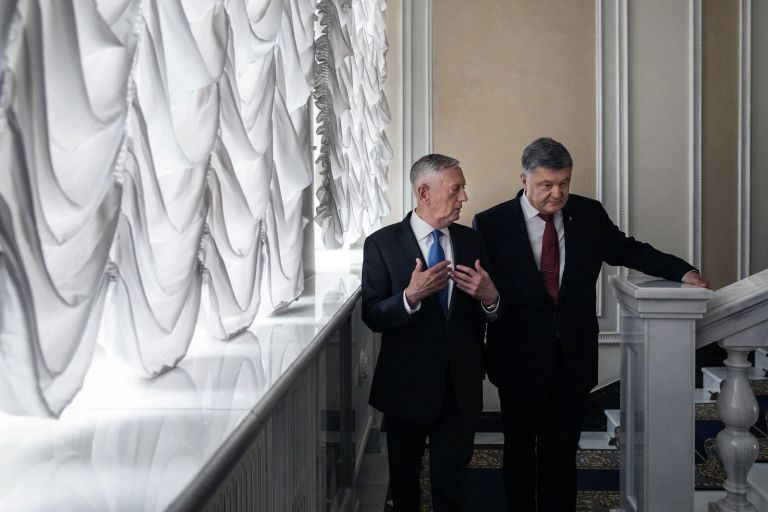 Президент Украины Петр Порошенко и министр обороны США Джеймс Мэттис во время встречи в Киеве. 24 августа 2017