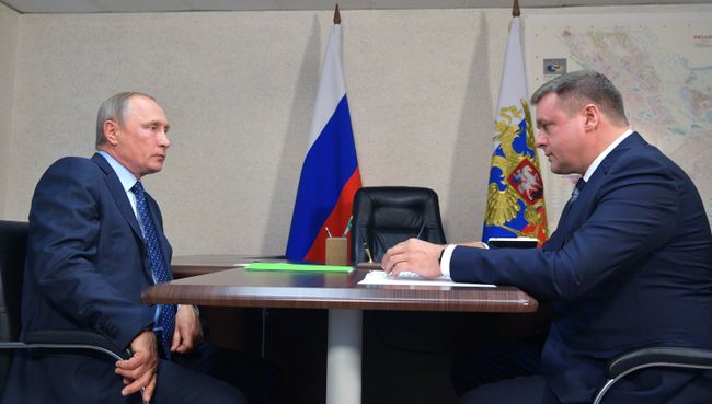Президент РФ Владимир Путин и временно исполняющий обязанности губернатора Рязанской области Николай Любимов. 24 августа 2017