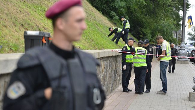 Полицейские на месте взрыва у здания кабинета министров Украины в Киеве Полицейские на месте взрыва у здания кабинета министров Украины в Киеве