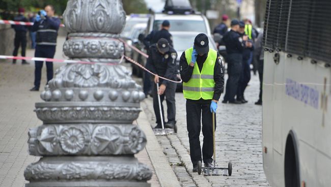 Полицейские на месте взрыва у здания кабинета министров Украины в Киеве. 24 августа 2017 Полицейские на месте взрыва у здания кабинета министров Украины в Киеве. 24 августа 2017