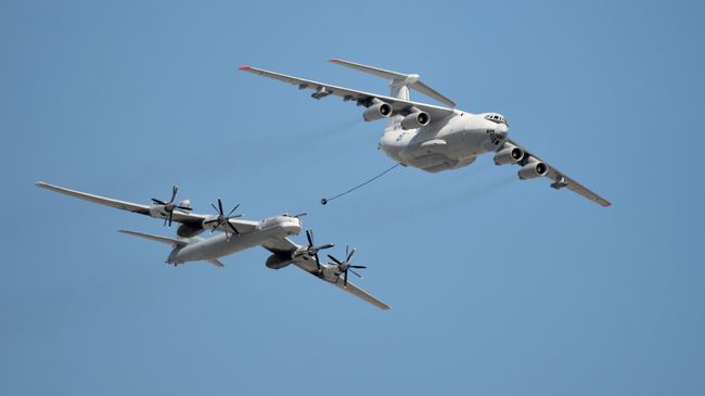 Самолёт-заправщик Ил-78 и стратегический бомбардировщик-ракетоносец Ту-95МС