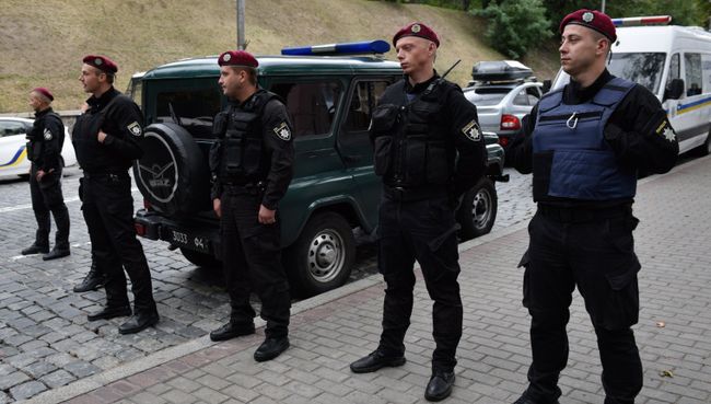 Сотрудники полиции на месте взрыва в центре Киева у здания кабинета министров. 24 августа 2017 Сотрудники полиции на месте взрыва в центре Киева у здания кабинета министров. 24 августа 2017
