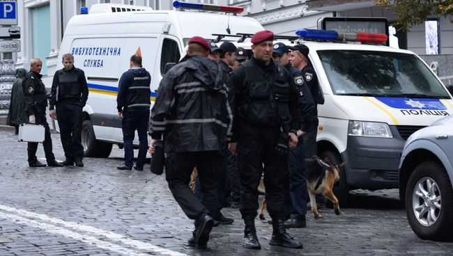 Сотрудники полиции на месте взрыва в центре Киева у здания кабинета министров. 24 августа 2017 Сотрудники полиции на месте взрыва в центре Киева у здания кабинета министров. 24 августа 2017