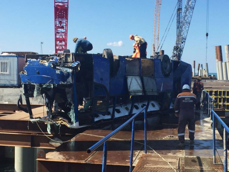 На Кубани автобус с рабочими упал в море На Кубани автобус с рабочими упал в море