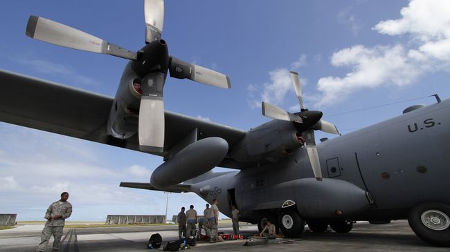 Самолет ВВС США на военнной авиабазе Андерсен на острове Гуам