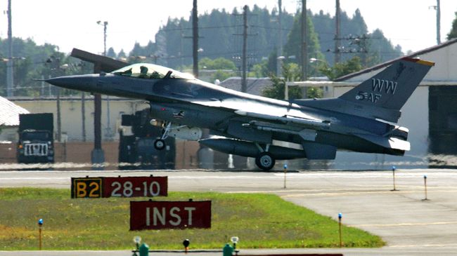 Американский истребитель F-16 ан авиабазе Мисава в Японии. Архивное фото Американский истребитель F-16 ан авиабазе Мисава в Японии. Архивное фото